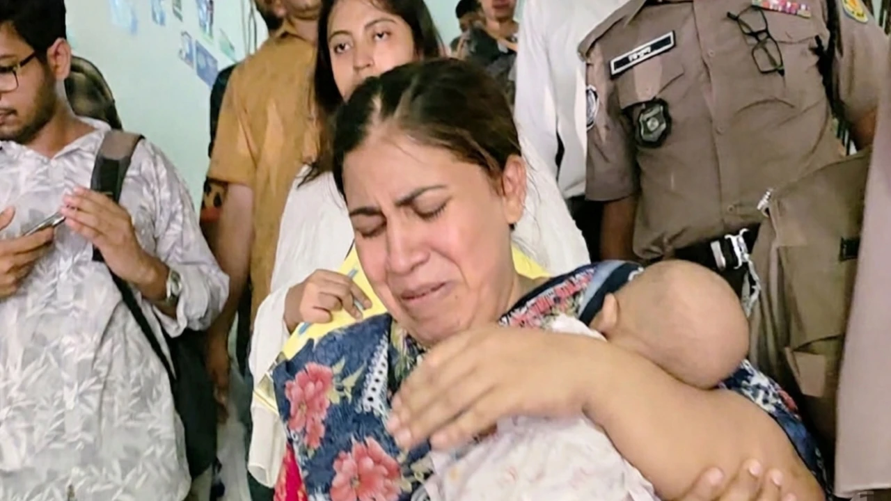 দেড় মাসের সন্তান কোলে নিয়ে কারাগারে যুব মহিলা লীগ নেত্রী শিল্পী