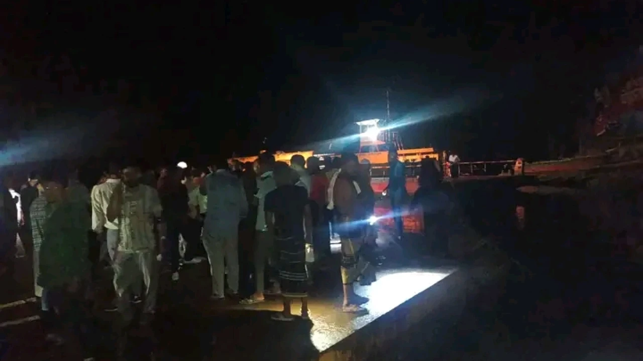 বগা ফেরি থেকে নদীতে পড়ে এক বৃদ্ধ নিখোঁজ