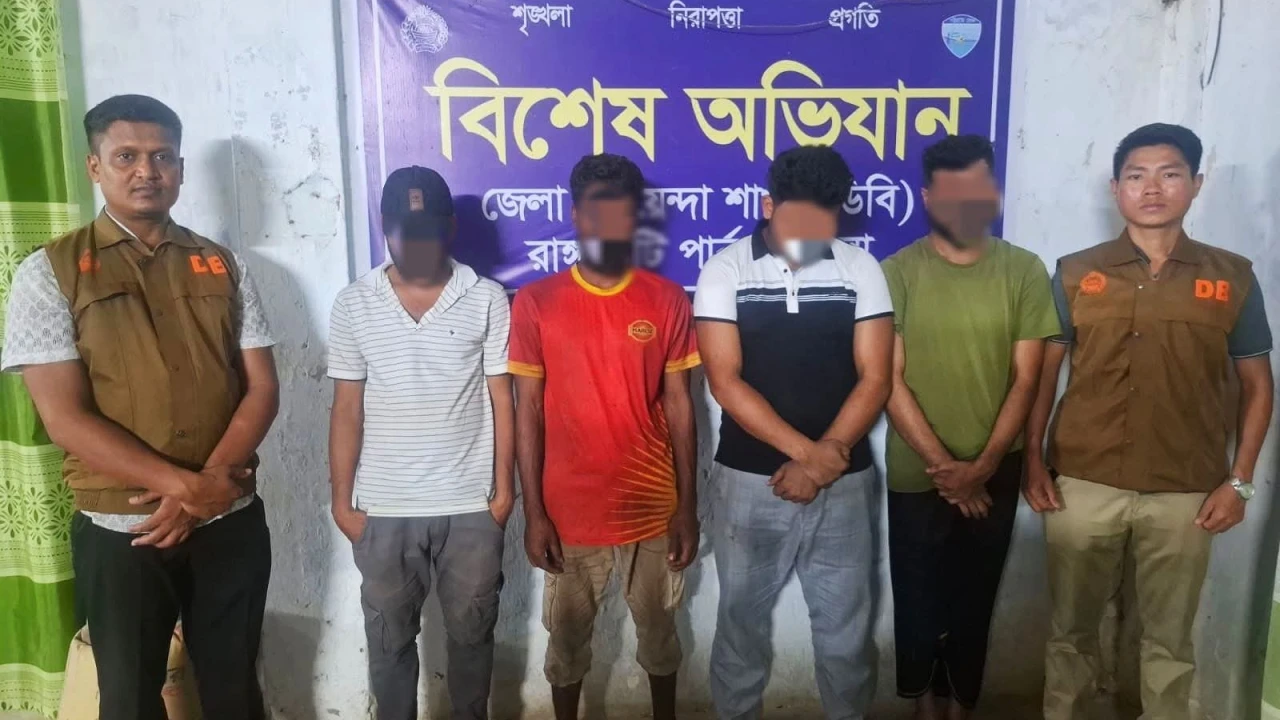 রাঙ্গামাটিতে মাদক, ইভটিজিং ও কিশোর গ্যাংবিরোধী অভিযানে ০৪ মাদকসেবী আটক