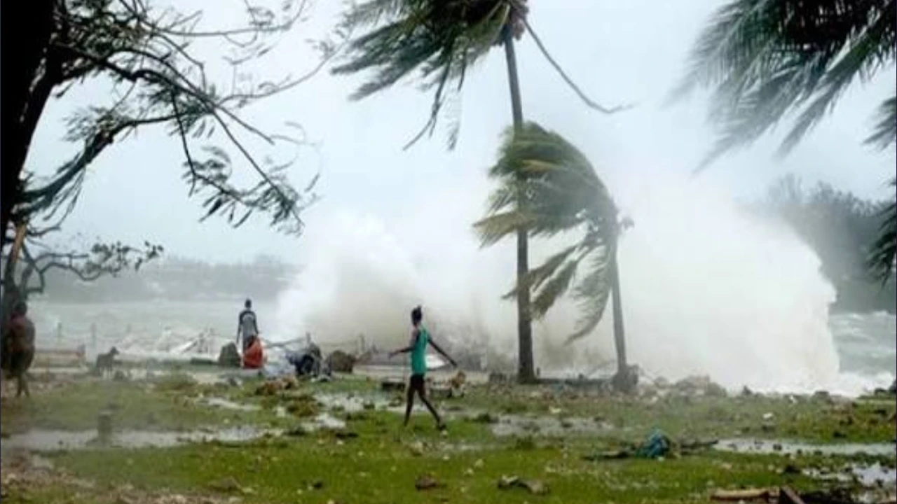 শক্তিশালী বৃষ্টি বলয় ‘ঝুমুল’ ধেয়ে আসছে