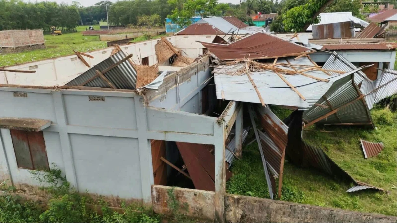 কালবৈশাখী ঝড়ের তাণ্ডবে লণ্ডভণ্ড মহিলা কলেজটি