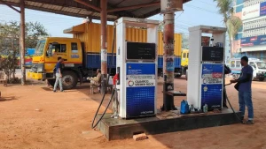 রাজশাহীতে টোকেনে তেল দেয়া হচ্ছে