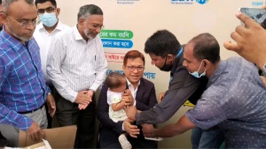 পাবনায় হাম প্রতিরোধে জরুরী টিকাদান  উদ্বোধন করলেন স্বাস্থ্যসেবা বিভাগের সচিব
