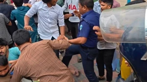 লক্ষ্মীপুরে ১৪৪ ধারা ভেঙে সংঘর্ষ: ওসিসহ আহত ৮