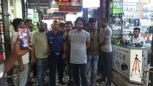 মোবাইল সার্ভিসিংয়ের আড়ালে অস্ত্রের গুদাম: যশোরে বিদেশি পিস্তলসহ কারিগর আটক