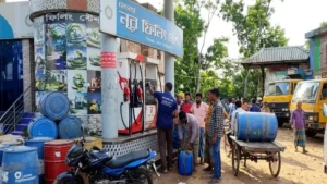 সুতিঘাটায় নুর পাম্পের 'ড্রাম বাণিজ্যে' বিপাকে কৃষক ও চালকরা