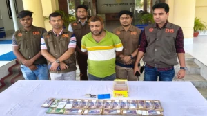 জুতার র‍্যাকে মিলল ১৬ লাখ, বিপুল টাকাসহ ঝিকরগাছায় মাদক কারবারি গ্রেপ্তার