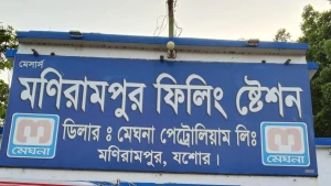 প্রভাবশালীদের জন্য উন্মুক্ত তেল, সাধারণের জন্য সীমা-মণিরামপুর ফিলিং স্টেশনের বিরুদ্ধে গুরুতর বৈষম্যের অভিযোগ
