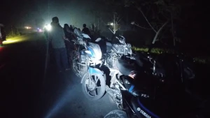 পেট্রোল দেবে আগামীকাল, সন্ধ্যা থেকেই ২৫০ মোটরসাইকেলের লাইন