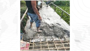 আগৈলঝাড়ায় ব্রিজের ঢালাইয়ে রডের বদলে বাঁশ