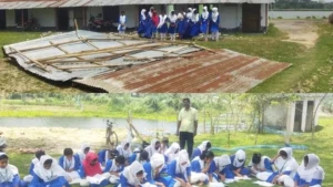 কালবৈশাখীর তাণ্ডবে ধ্বংসস্তূপ ঝাঁপা বালিকা বিদ্যালয়-শ্রেণিকক্ষ হারিয়ে গাছতলায় চলছে পাঠদান