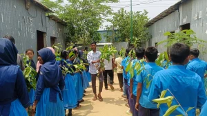 ঝিনাইগাতীতে ধরিত্রী দিবস উদযাপন, শিক্ষার্থীদের মাঝে চারা বিতরণ