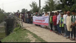 কুড়িগ্রামে ভাঙ্গা  সেতুর সংস্কার,দ্রূত ব্যবস্থা নেয়ার দাবীতে মানববন্ধন।