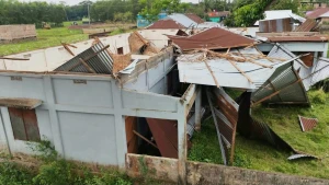 কালবৈশাখী ঝড়ের তাণ্ডবে লণ্ডভণ্ড মহিলা কলেজটি