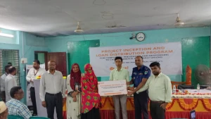 কয়রায় ১০০ শিক্ষার্থীর পরিবার পেল আমাল ফাউন্ডেশনের সুদমুক্ত ঋণ সহায়তা