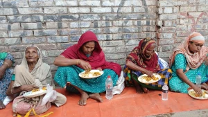 ১ টাকায় খাবার পেল অসহায় মানুষ