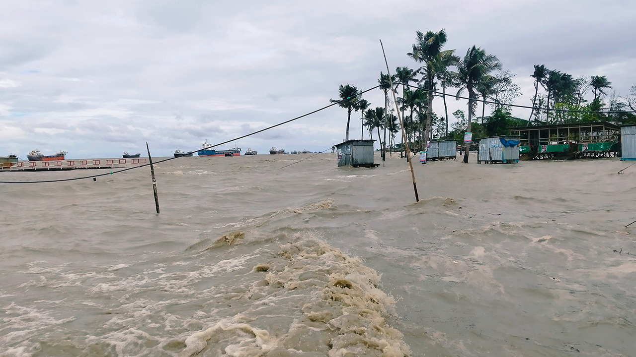  অস্বাভাবিক জোয়ারে নিঝুমদ্বীপ সহ হাতিয়ার নিম্মাঞ্চল প্লাবিত। 